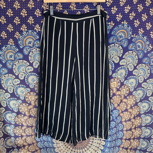 🦋5/20$🦋 striped wide leg pants - Picture 1 of 9